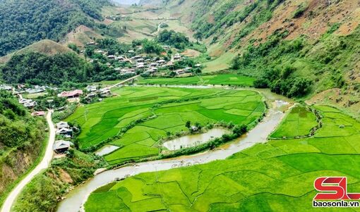 Giữ nhịp quay cọn nước bên dòng Nặm É