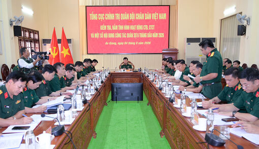 Thượng tướng Đỗ Xuân Tụng kiểm tra, nắm tình hình tại Ban chỉ huy Quân sự đặc khu Phú Quốc và Lữ đoàn 950