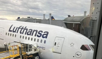 Đức: Máy bay Boeing 787 của Lufthansa sập càng khiến một số người bị thương