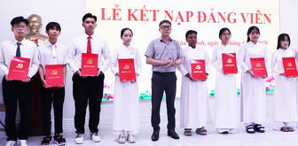 Kết nạp 18 học sinh ưu tú của Trường Trung học phổ thông Châu Thành vào Đảng