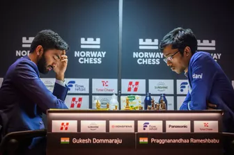 Thần đồng 20 tuổi hạ gục Carlsen và Vua cờ Gukesh chỉ trong 2 ngày
