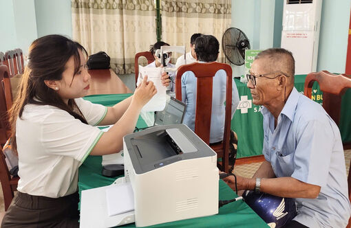 Khám mắt và phát thuốc miễn phí cho 150 người dân xã Bình An