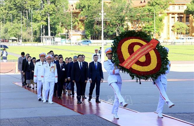 Thủ tướng Lào tưởng niệm các Anh hùng liệt sĩ và vào Lăng viếng Chủ tịch Hồ Chí Minh