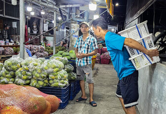 Mưu sinh lúc rạng sáng