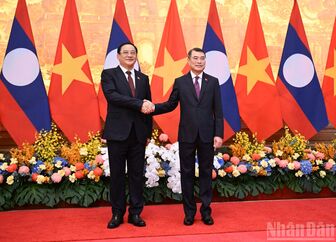 Thủ tướng Lê Minh Hưng chủ trì lễ đón Thủ tướng nước Cộng hòa Dân chủ Nhân dân Lào Sonexay Siphandone và Phu nhân