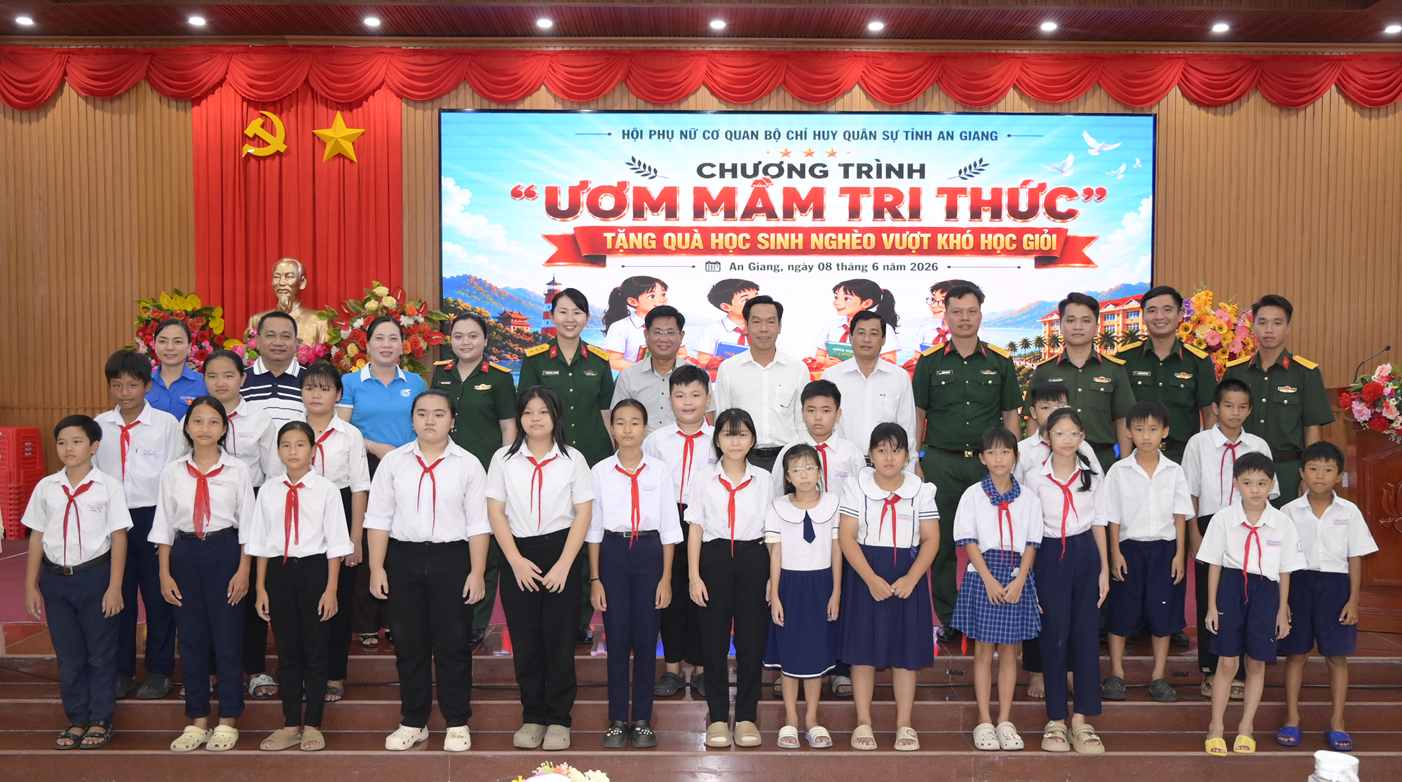 Trao 30 suất quà cho học sinh vượt khó học giỏi tại đặc khu Kiên Hải