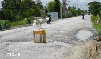 Đồng Tháp: Quốc lộ 30 xuống cấp nghiêm trọng, ảnh hưởng giao thương vùng biên