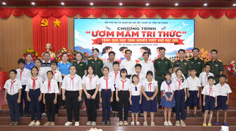 Trao 30 suất quà cho học sinh vượt khó học giỏi tại đặc khu Kiên Hải