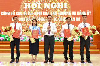 Xã Hòn Đất trao quyết định về công tác tổ chức cán bộ