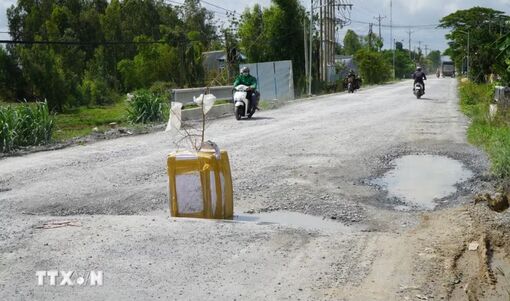 Đồng Tháp: Quốc lộ 30 xuống cấp nghiêm trọng, ảnh hưởng giao thương vùng biên
