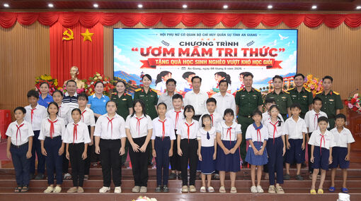Trao 30 suất quà cho học sinh vượt khó học giỏi tại đặc khu Kiên Hải