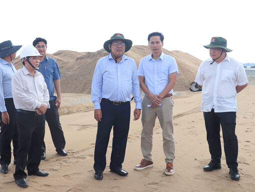 Phó Chủ tịch UBND tỉnh An Giang Ngô Công Thức kiểm tra tiến độ xây dựng dự án trọng điểm tại xã Tây Yên