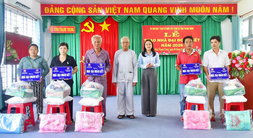 Bàn giao 10 căn nhà đại đoàn kết cho người dân xã Vĩnh Thạnh Trung