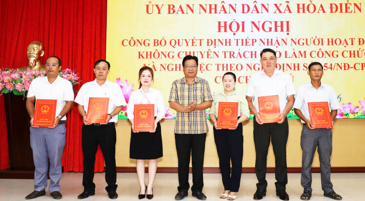 Xã Hòa Điền trao quyết định về công tác cán bộ