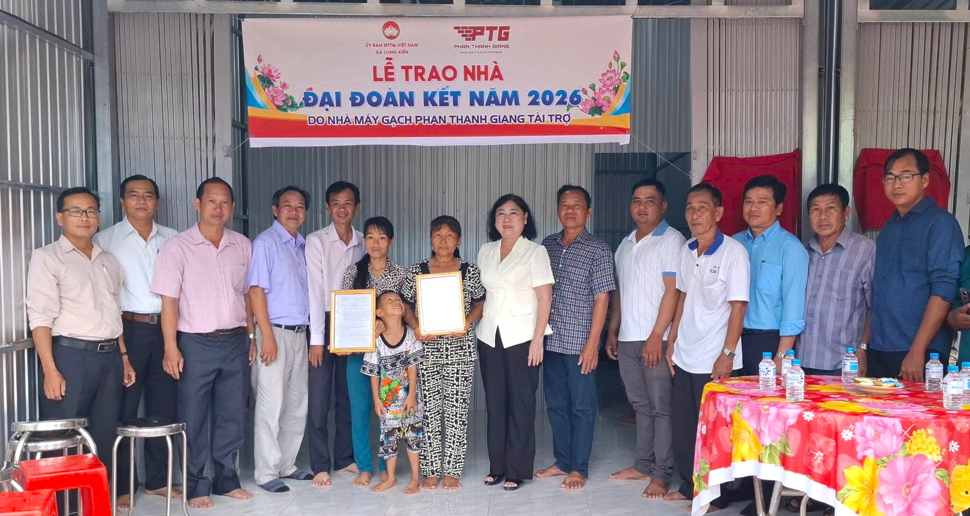 Xã Long Kiến bàn giao 5 căn nhà Đại đoàn kết và tổ chức phiên chợ 0 đồng