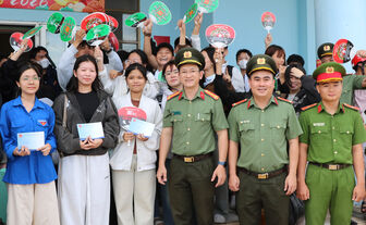 Công an tỉnh An Giang đón 157 học sinh đặc khu Kiên Hải vào đất liền thi tốt nghiệp trung học phổ thông năm 2026