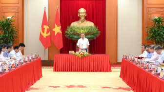 Để đánh giá cán bộ trở thành khâu động lực