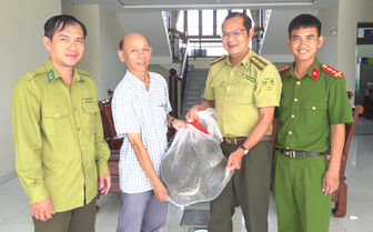 Bàn giao cá thể trăn đất nặng 20kg cho Chi cục Kiểm lâm tỉnh An Giang