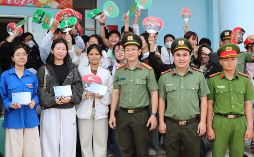 Công an tỉnh An Giang đón 157 học sinh đặc khu Kiên Hải vào đất liền thi tốt nghiệp trung học phổ thông năm 2026