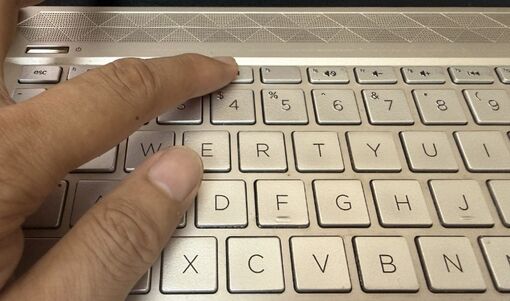 Đèn trên phím F4 của laptop có công dụng gì?