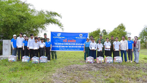 Đồn Biên phòng Phú Mỹ tặng quà học sinh Campuchia có hoàn cảnh khó khăn
