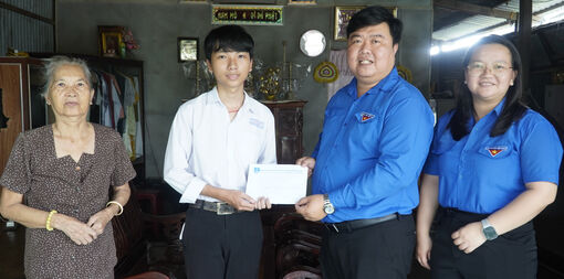Tỉnh đoàn An Giang tiếp sức cho thí sinh có hoàn cảnh khó khăn