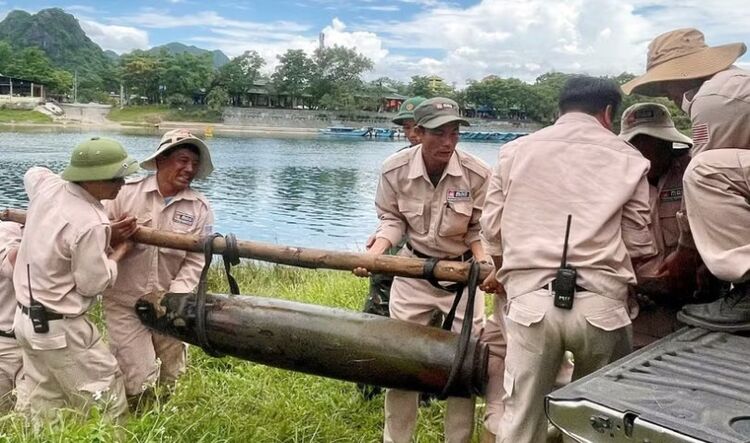 Quảng Trị: Xử lý hai quả bom lớn được phát hiện tại khu vực đông người qua lại