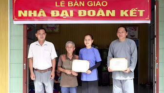 Bàn giao nhà Đại đoàn kết tại phường Tịnh Biên