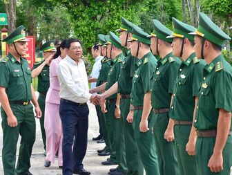 Phó Chủ tịch UBND tỉnh An Giang Ngô Công Thức thăm các đồn biên phòng