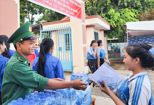 Các đơn vị Biên phòng tỉnh An Giang tiếp sức mùa thi