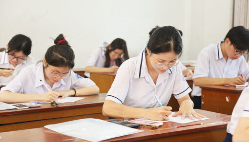 Gần 40.000 thí sinh hoàn thành ngày thi đầu tiên