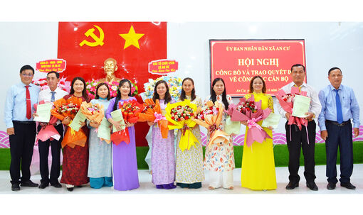 Xã An Cư trao 14 quyết định về công tác cán bộ