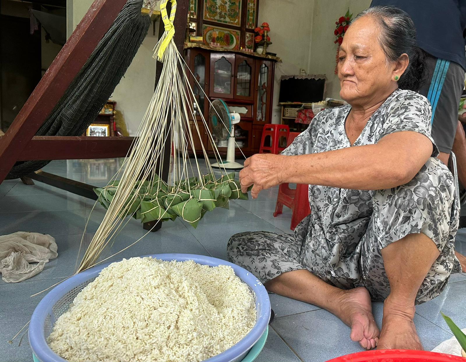 Hơn 20 năm làm bánh ú tro