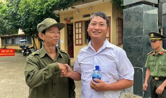 Bí thư thôn 36 tuổi đi thi tốt nghiệp THPT sau 12 năm dang dở