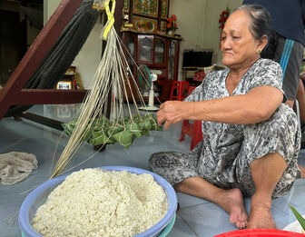 Hơn 20 năm làm bánh ú tro