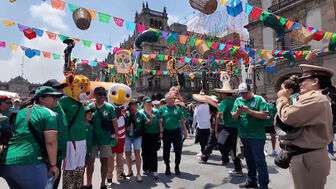 Không khi bóng đá sôi động tại Quảng trường Zócalo