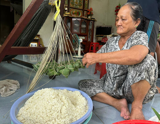 Hơn 20 năm làm bánh ú tro