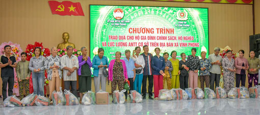 Xã Vĩnh Phong tặng 160 suất quà cho gia đình chính sách và người khó khăn
