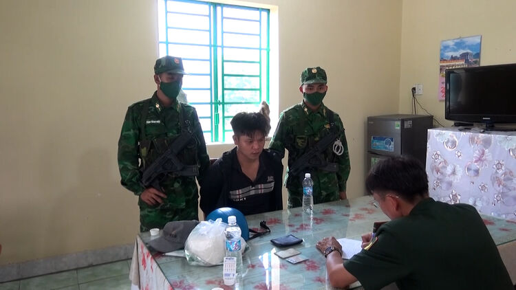 Khởi tố 2 đối tượng vận chuyển trái phép hơn 1kg ma túy qua biên giới