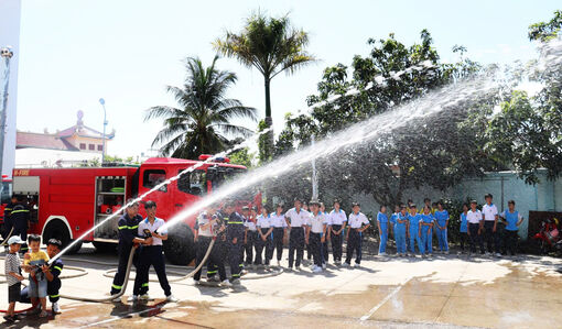 100 học sinh Chợ Mới trải nghiệm “Một ngày làm chiến sĩ phòng cháy chữa cháy”