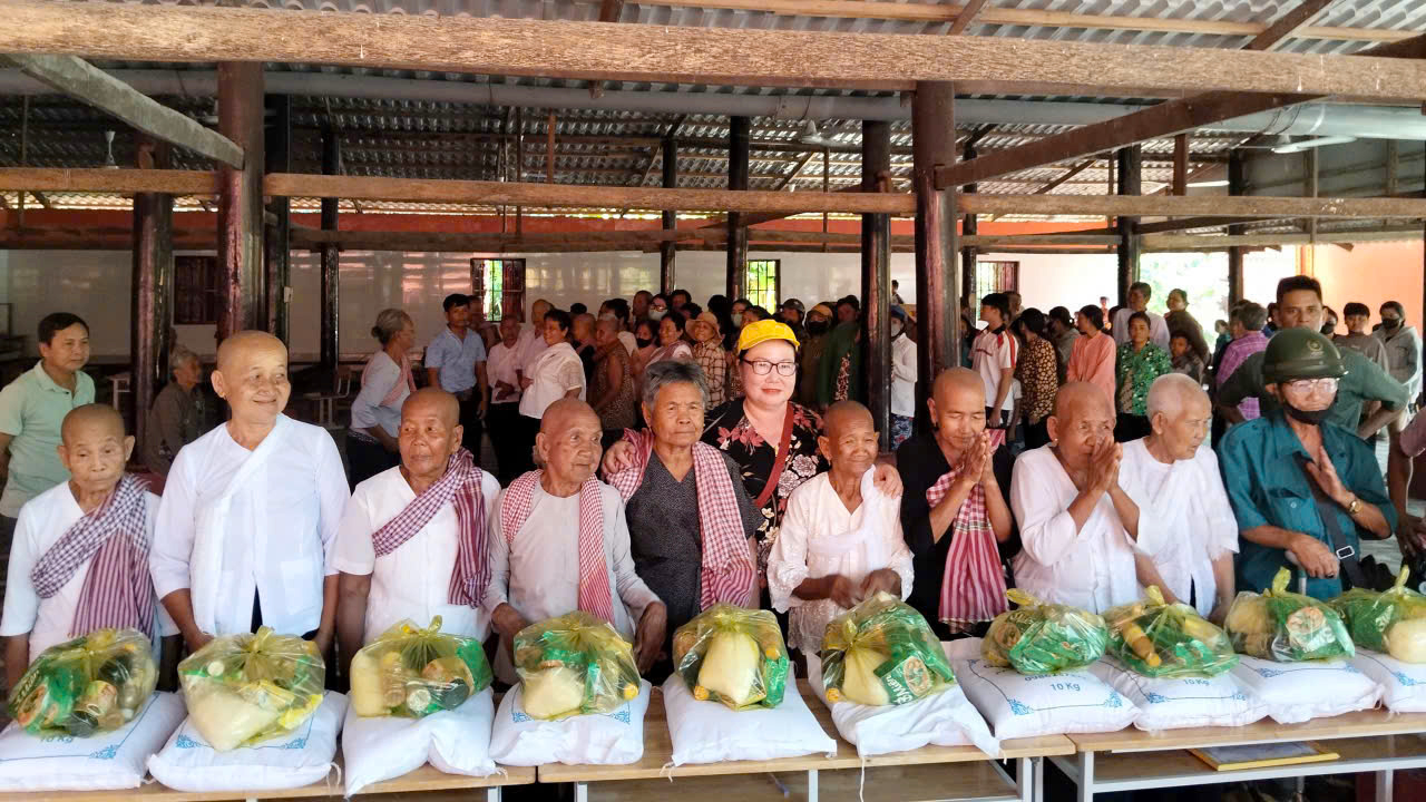 Hội Đoàn kết sư sãi yêu nước Cụm số 4 trao 200 suất quà cho đồng bào Khmer