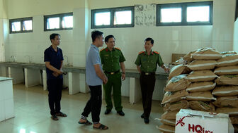 Bắt giữ 2 đối tượng sản xuất phân bón giả