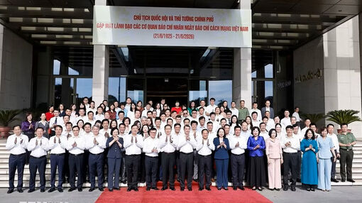Thủ tướng Chính phủ và Chủ tịch Quốc hội gặp mặt lãnh đạo các cơ quan báo chí