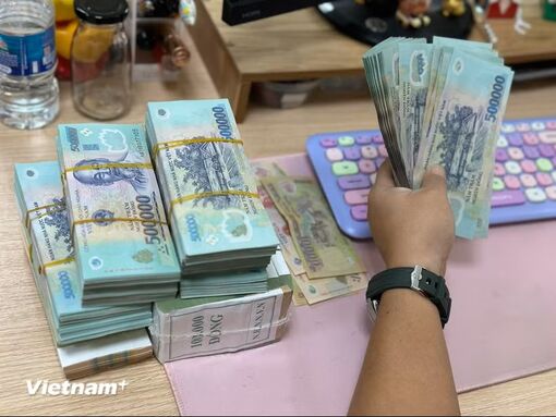 Tiền nhàn rỗi đổ vào ngân hàng, tiền gửi dân cư tăng kỷ lục