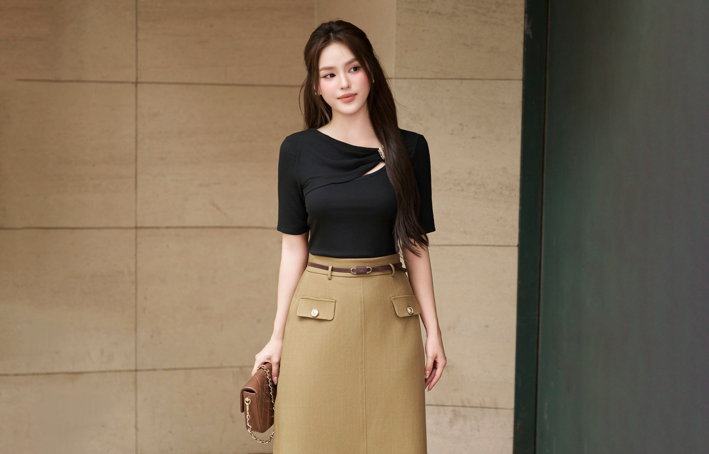 Nâng tầm thời trang công sở cùng váy dài, quần ống rộng và giày cao gót