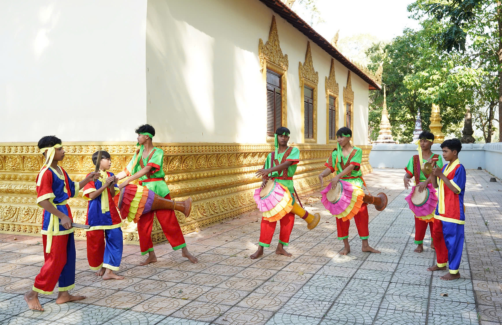 Phum, sóc thêm sắc màu văn hóa