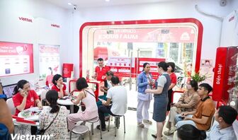 Đông nghịt người dân đến xác thực thuê bao trong ngày đầu bị khoá SIM một chiều
