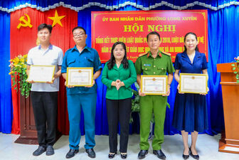 Phường Long Xuyên khen thưởng nhiều tập thể, cá nhân có thành tích trong thực hiện các luật về quốc phòng, an ninh