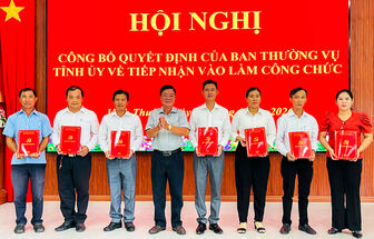 Xã Vĩnh Thuận tiếp nhận 7 công chức