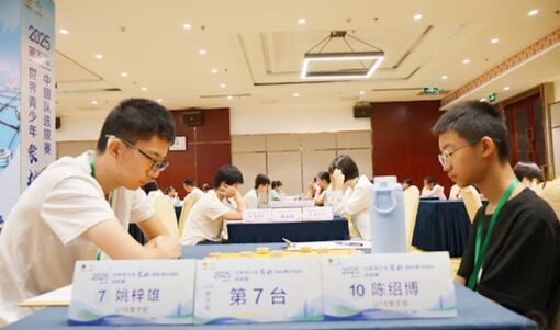 Cậu học sinh 13 tuổi đánh bại "trạng nguyên cờ tướng" của Trung Quốc